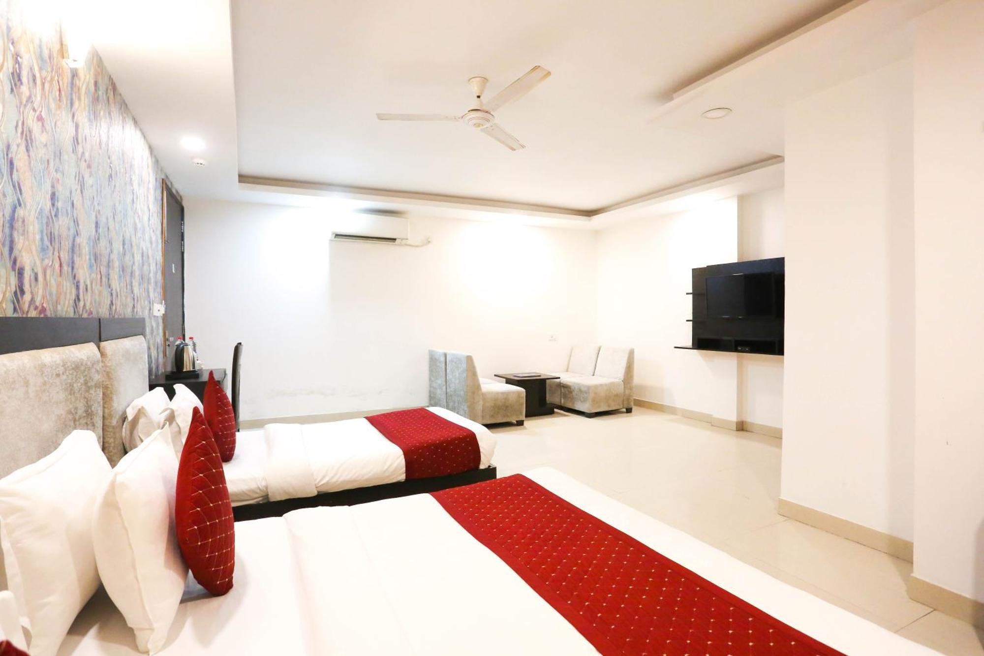 Hotel Aashiyana Нью-Дели Экстерьер фото