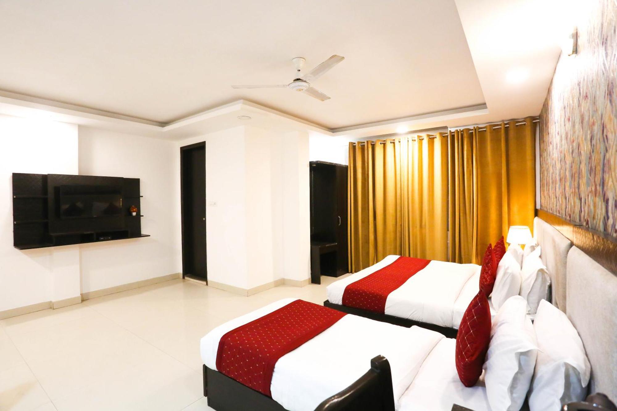 Hotel Aashiyana Нью-Дели Экстерьер фото