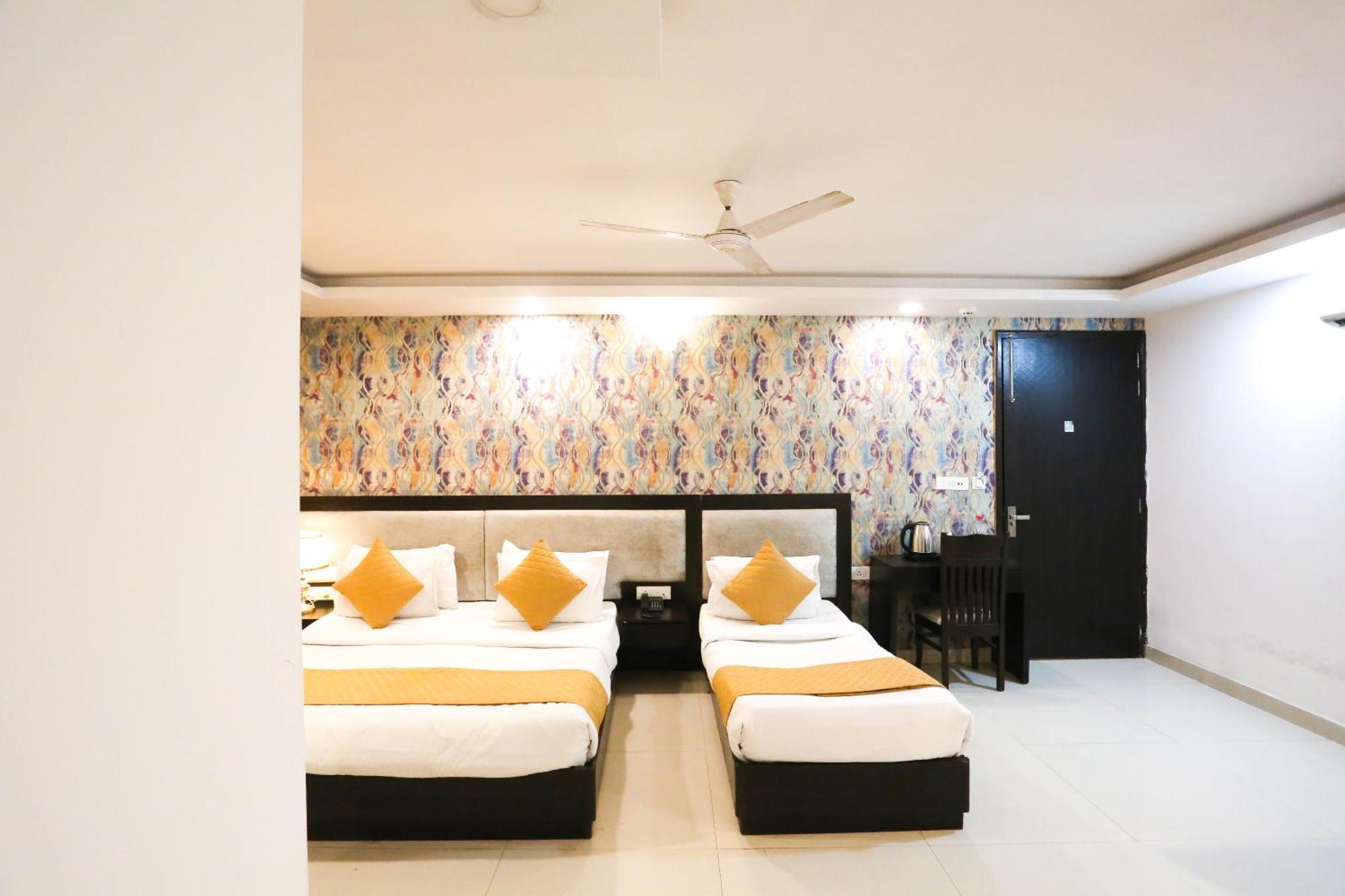 Hotel Aashiyana Нью-Дели Экстерьер фото