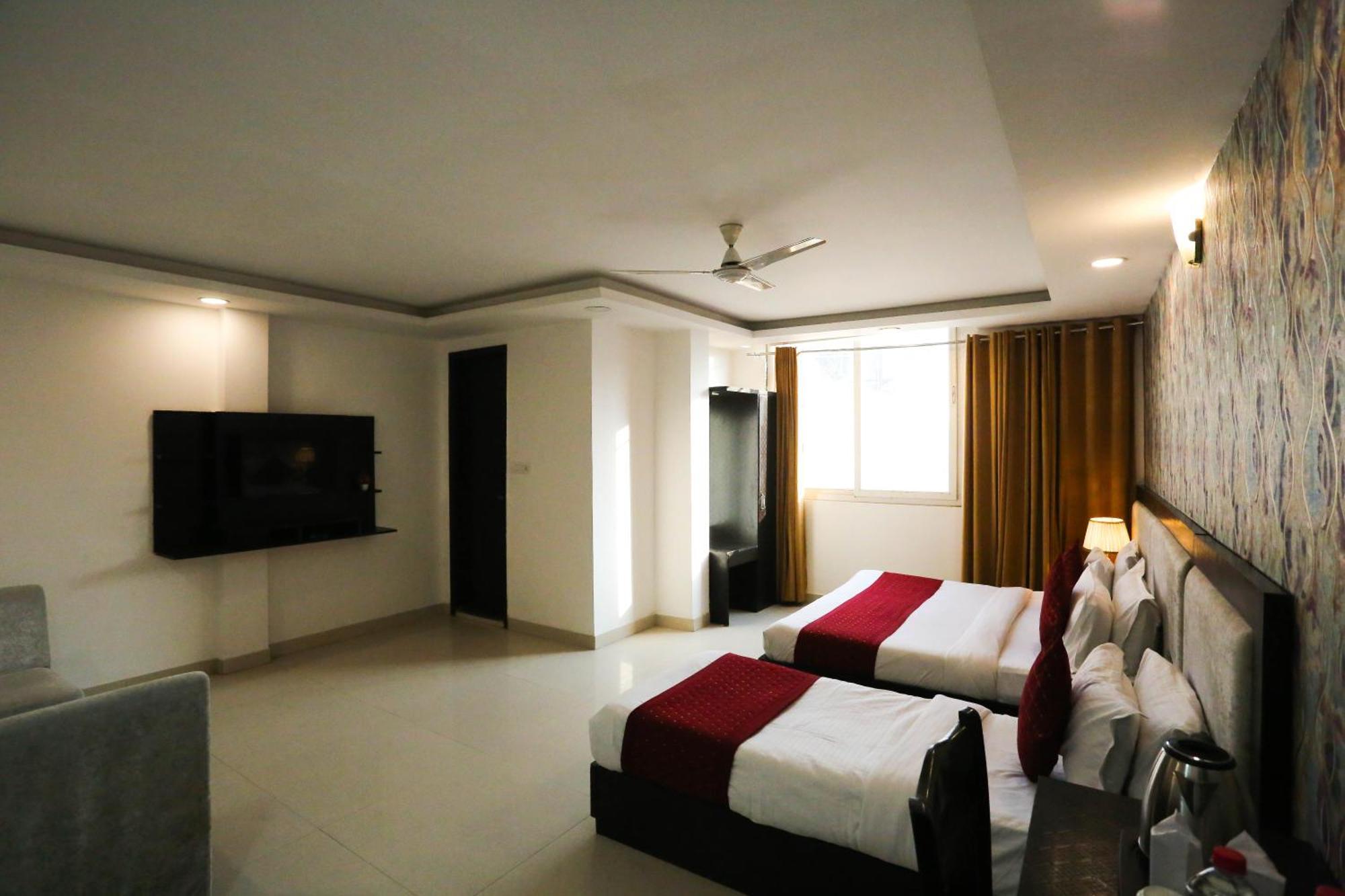 Hotel Aashiyana Нью-Дели Экстерьер фото
