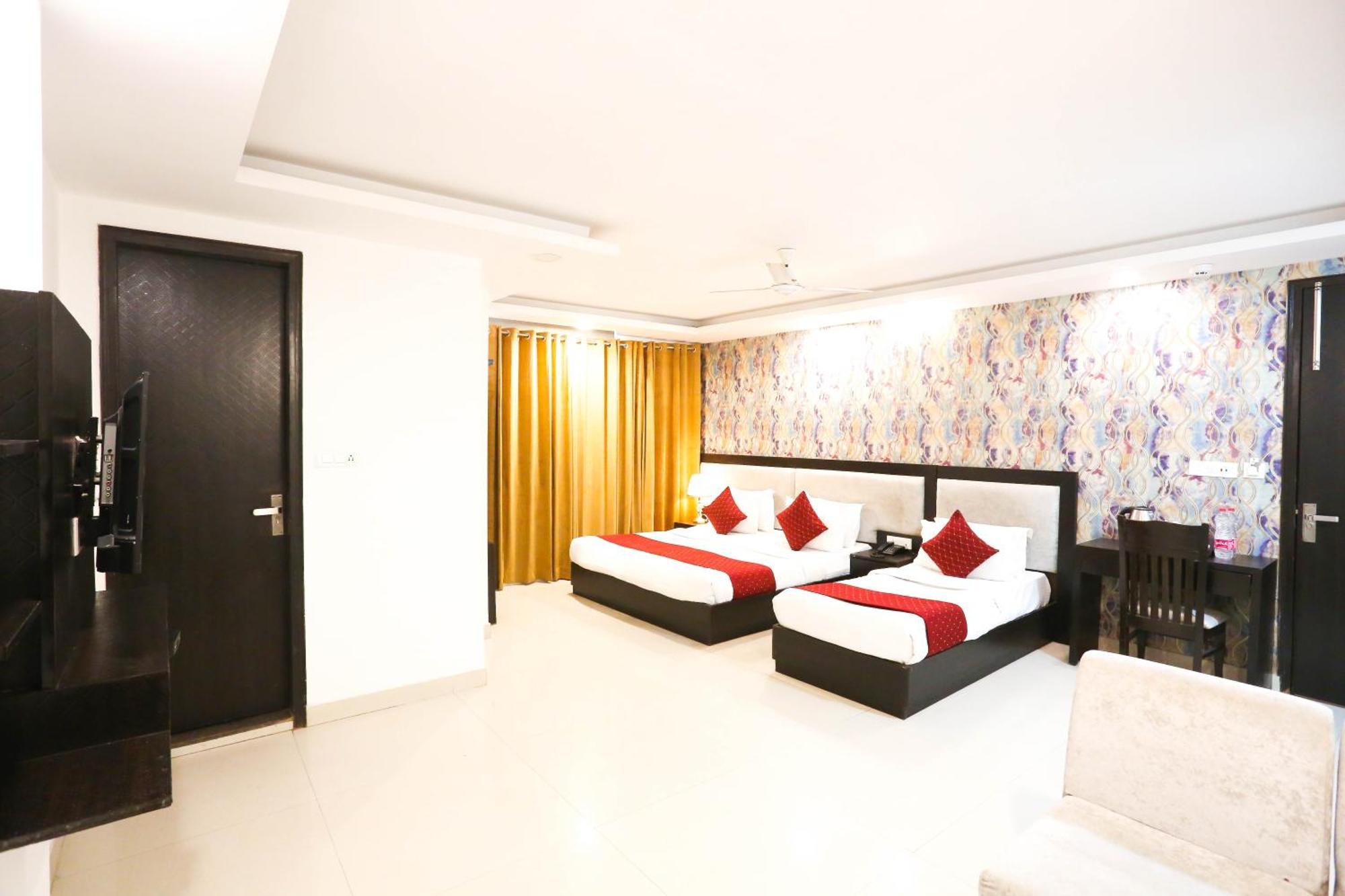 Hotel Aashiyana Нью-Дели Экстерьер фото