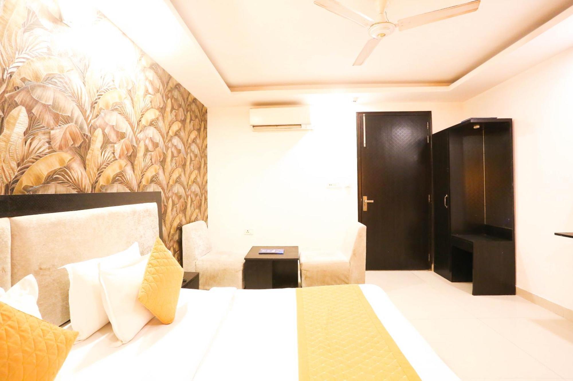 Hotel Aashiyana Нью-Дели Экстерьер фото