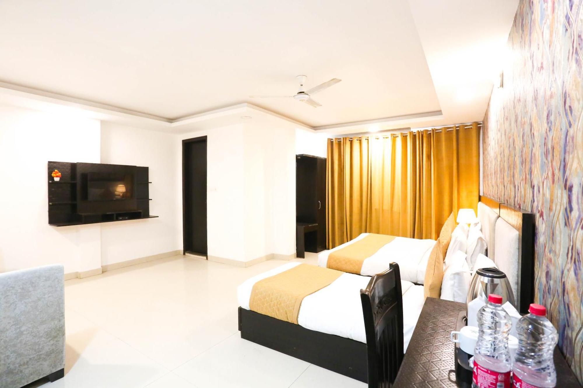 Hotel Aashiyana Нью-Дели Экстерьер фото