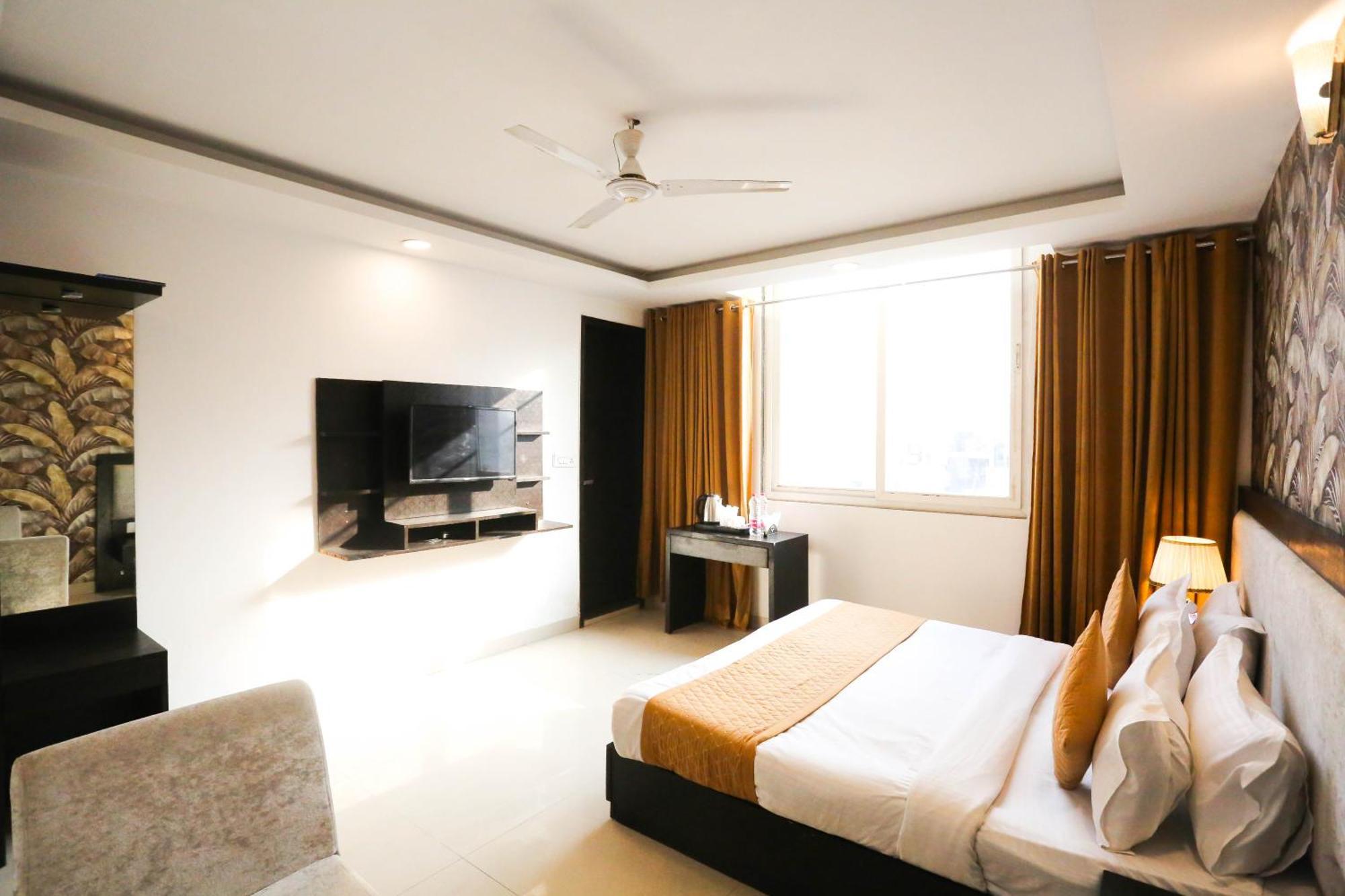 Hotel Aashiyana Нью-Дели Экстерьер фото
