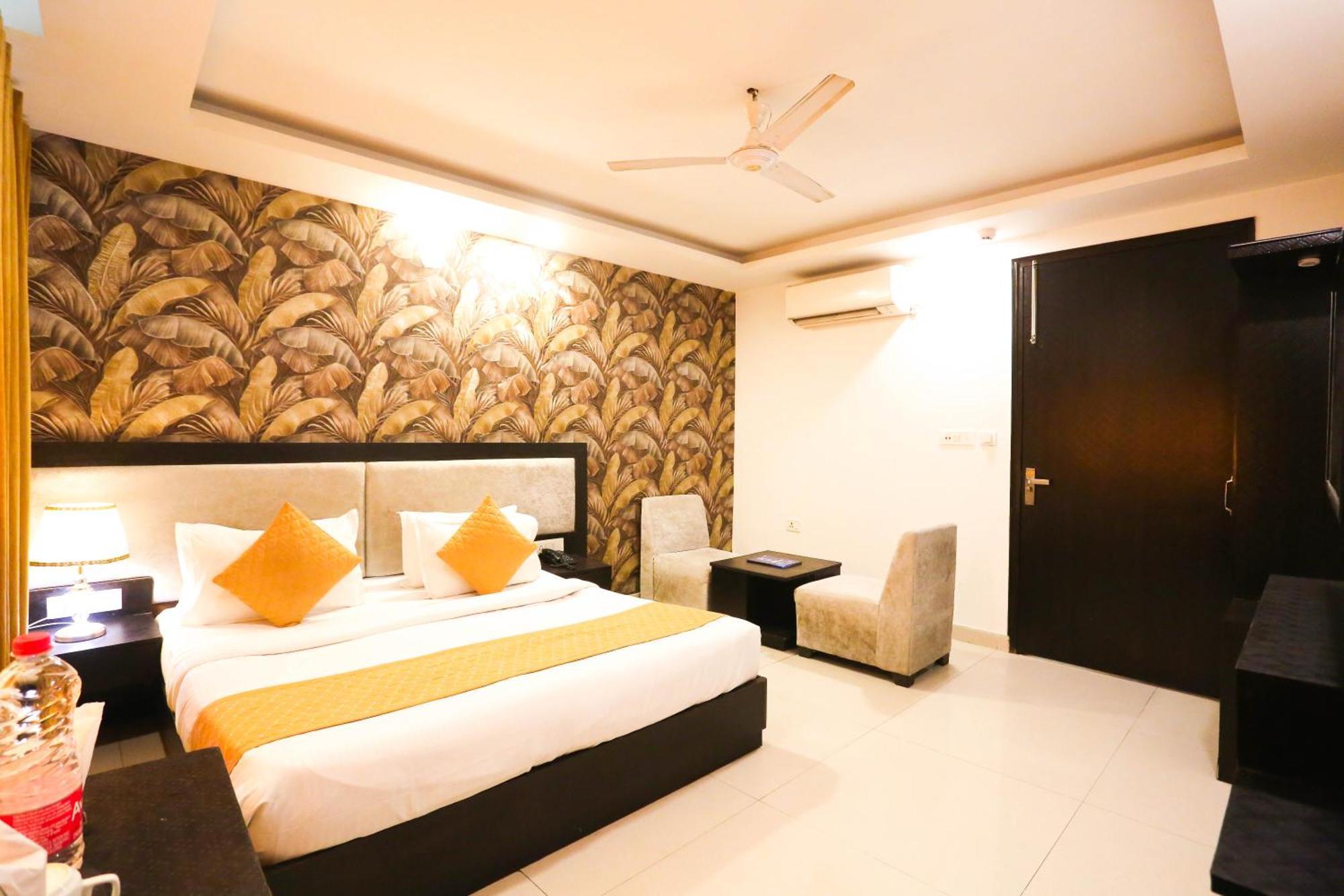 Hotel Aashiyana Нью-Дели Экстерьер фото