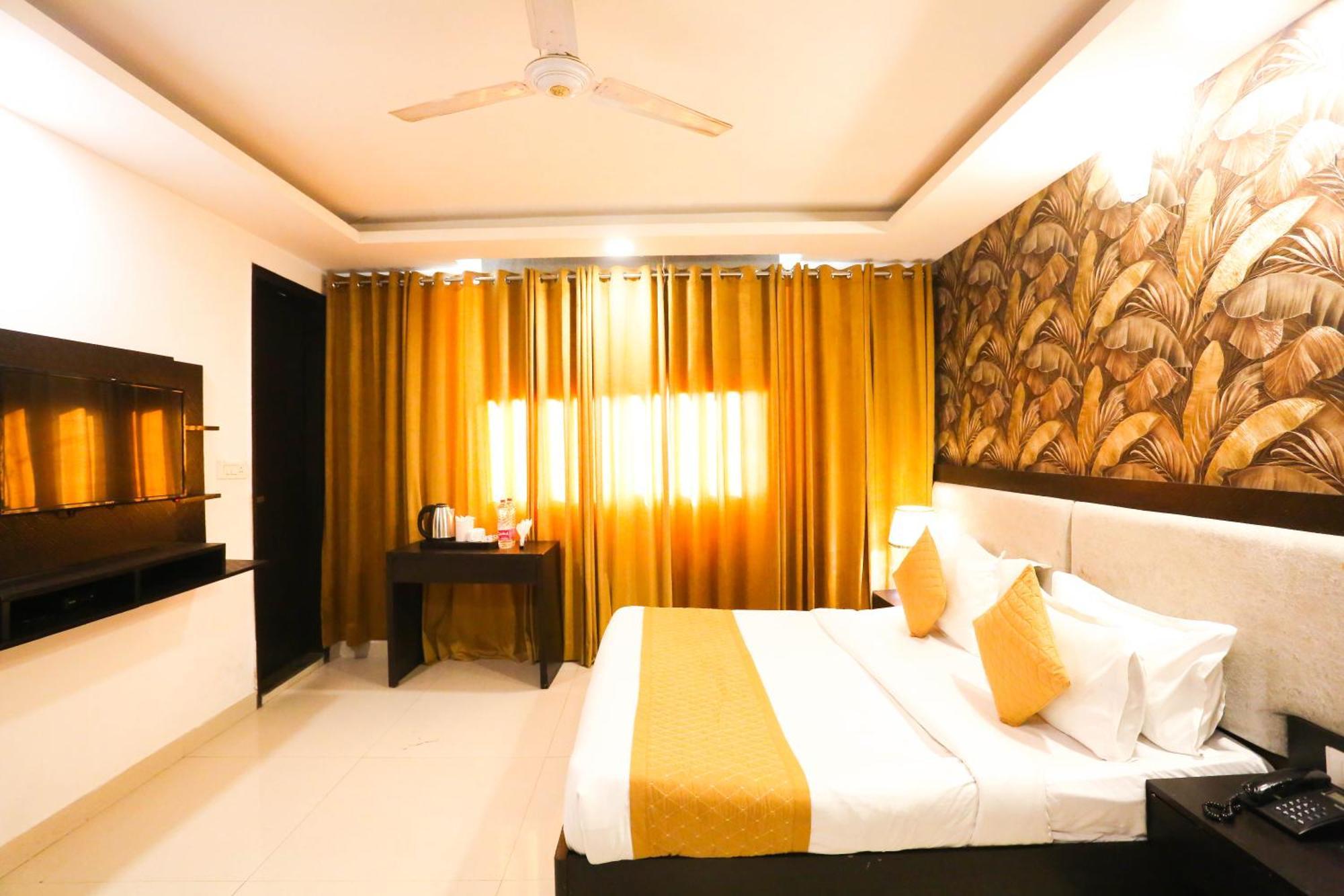 Hotel Aashiyana Нью-Дели Экстерьер фото